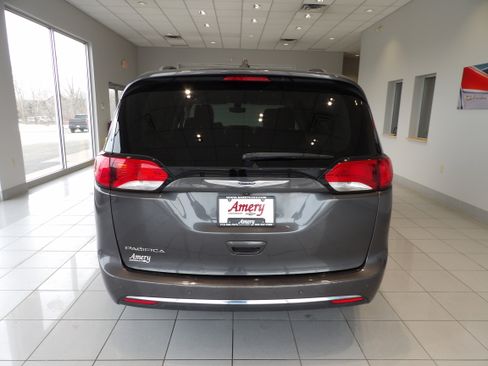 Used 2019 Chrysler Pacifica Touring-L image 5