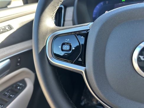 Certified 2025 Volvo XC90 B6 Plus image 28