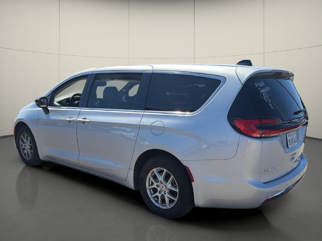Used 2024 Chrysler Pacifica Touring-L FWD image 5