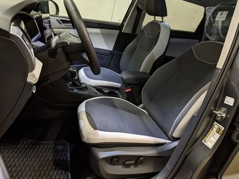 New 2025 Volkswagen Taos SE image 11