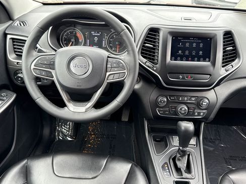 Used 2019 Jeep Cherokee Latitude Plus w/ Comfort/Convenience Group FWD image 18