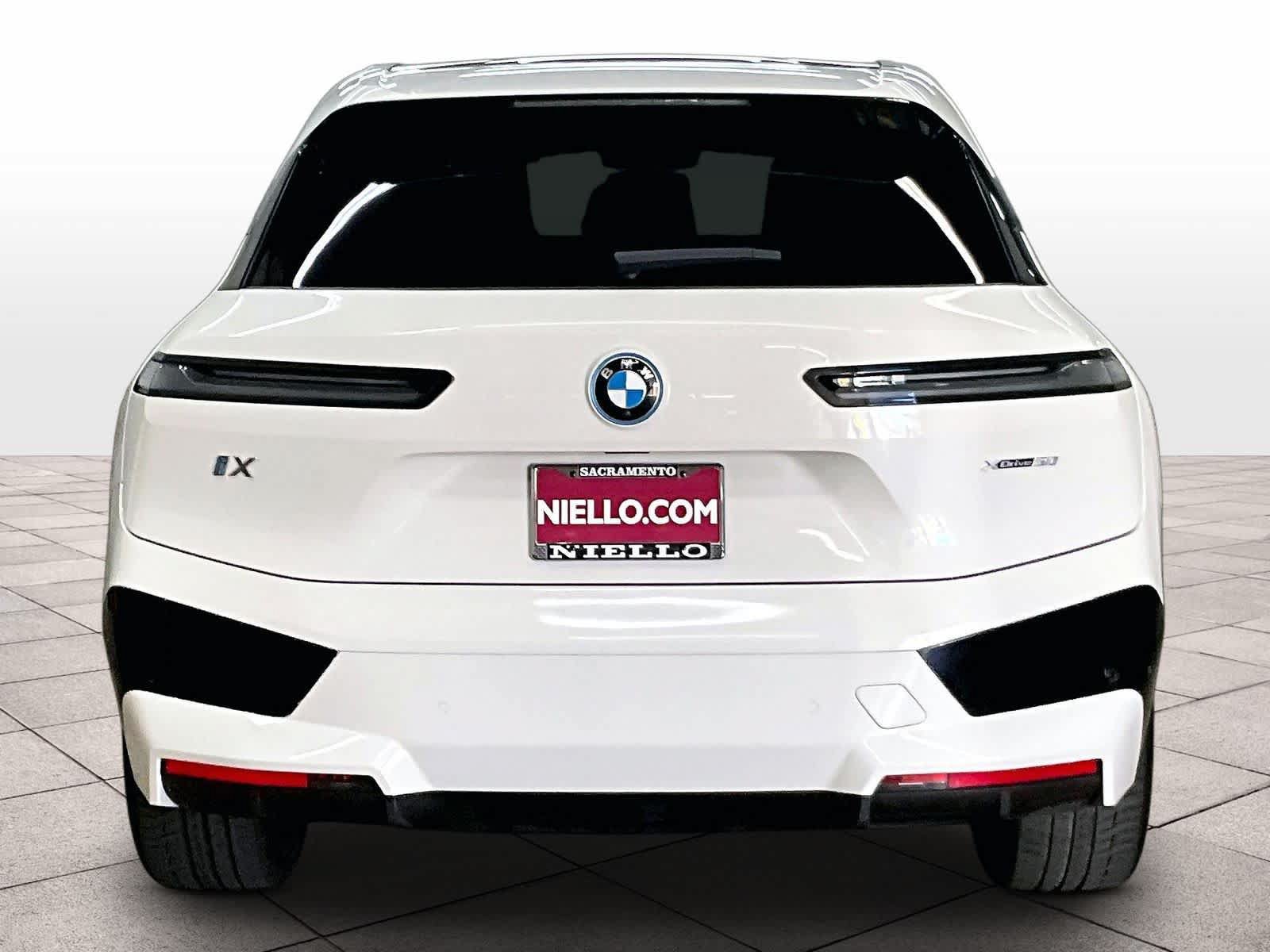 Used 2024 BMW iX xDrive50 w/ Sport Package AWD/4WD image 7