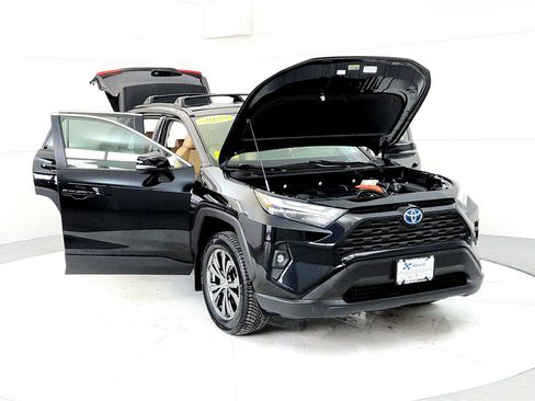 Used 2023 Toyota RAV4 XLE Premium image 9
