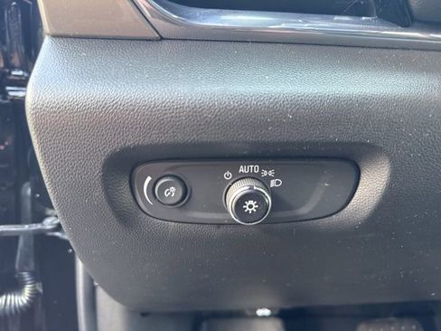 Used 2023 Chevrolet Traverse LT image 18