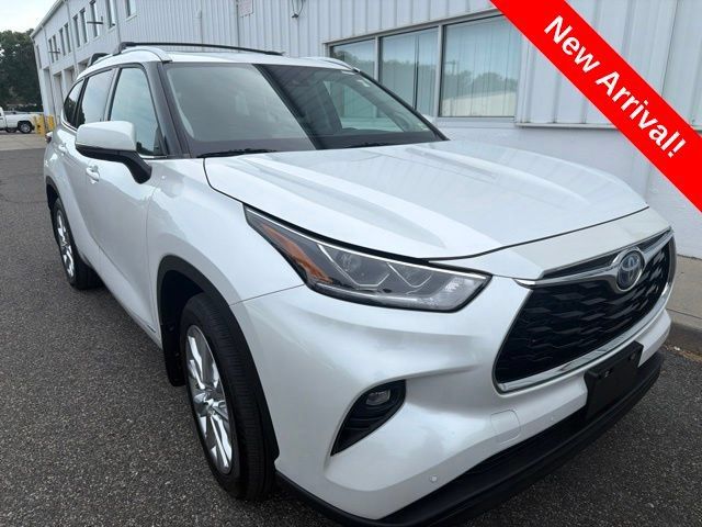 Used 2023 Toyota Highlander Limited AWD/4WD image 3