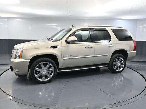 Used 2011 Cadillac Escalade Luxury image 11