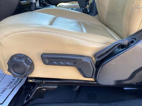 Used 2018 Jeep Wrangler Unlimited Sahara AWD/4WD image 13