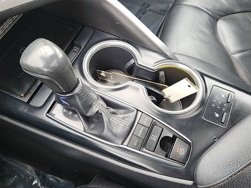 Used 2019 Toyota Camry XLE image 16