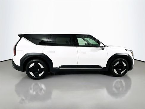 Used 2024 Kia EV9 Light Long Range image 9