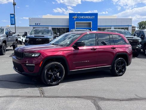 Used 2023 Jeep Grand Cherokee Limited w/ Black Appearance Package AWD/4WD image 1