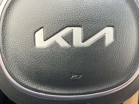 Certified 2024 Kia Carnival LX image 34