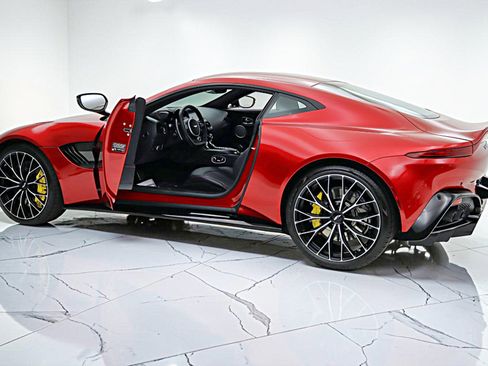 Used 2023 Aston Martin V8 Vantage Coupe RWD image 5