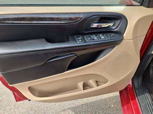 Used 2014 Dodge Grand Caravan SXT image 14