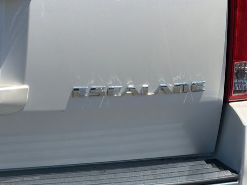 Used 2011 Cadillac Escalade ESV Premium AWD/4WD image 30
