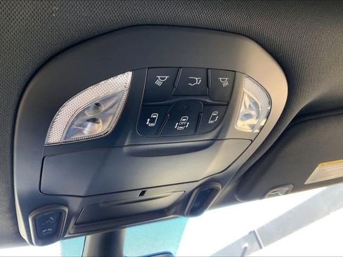 Used 2025 Chrysler Pacifica Limited image 33