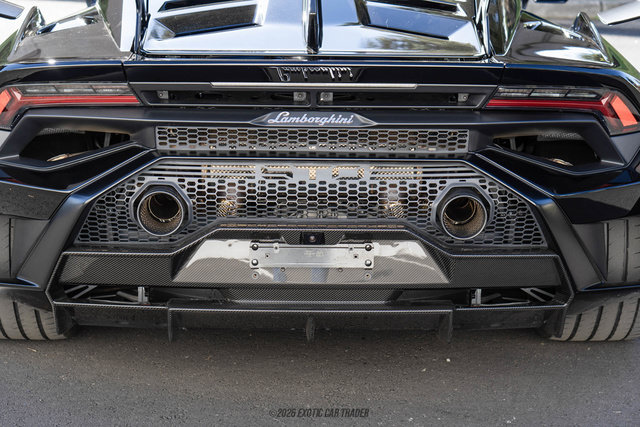 Used 2021 Lamborghini Huracan STO RWD image 90