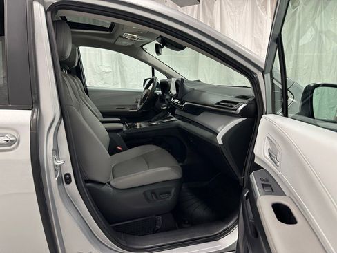 Used 2025 Toyota Sienna XLE image 63