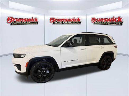 Certified 2023 Jeep Grand Cherokee Altitude image 2