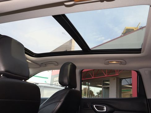 Used 2022 Jeep Compass Latitude w/ Sun and Sound Group image 9