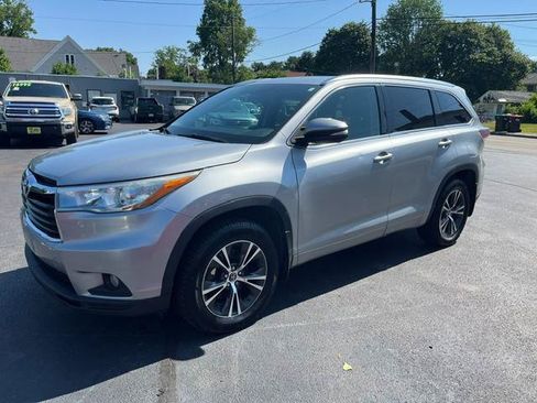 Used 2016 Toyota Highlander XLE AWD/4WD image 2