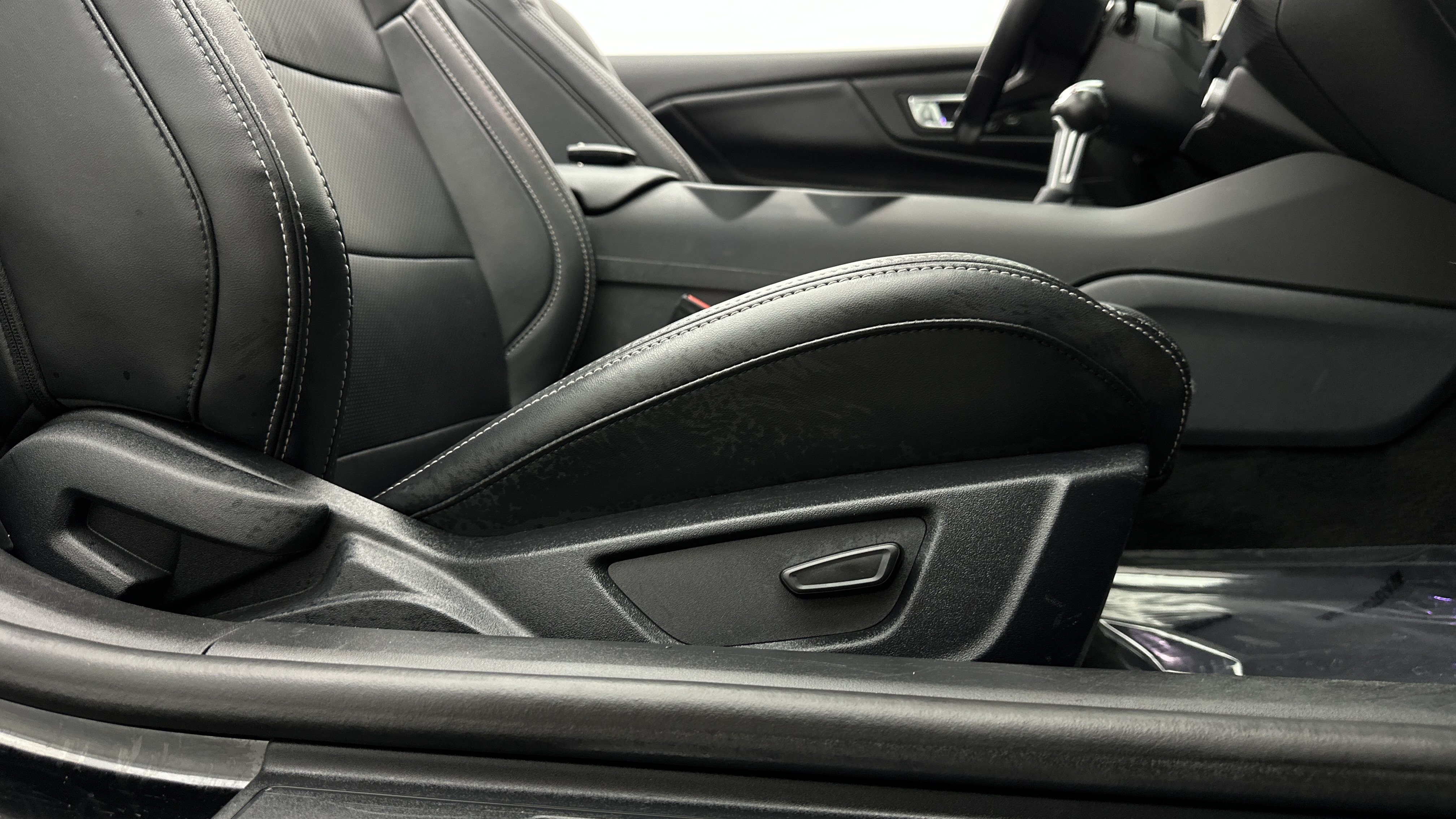 Used 2025 Ford Mustang Premium RWD image 29