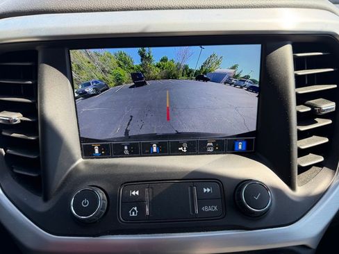 Used 2022 GMC Acadia SLT w/ Technology Package FWD image 17