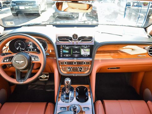 Used 2023 Bentley Bentayga Azure image 5
