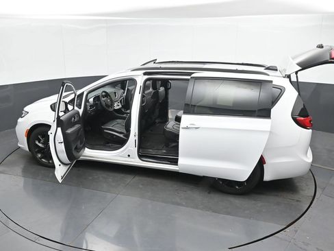 Used 2025 Chrysler Pacifica Limited image 57