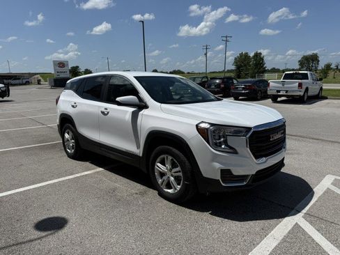 Used 2024 GMC Terrain SLE image 3