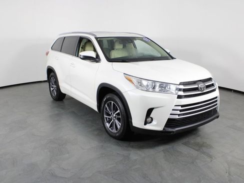 Used 2017 Toyota Highlander XLE FWD image 4