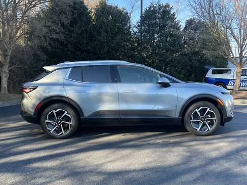 New 2026 Chevrolet Equinox EV LT image 10