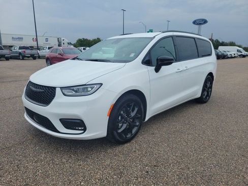 New 2026 Chrysler Pacifica Select w/ S Appearance Package image 19