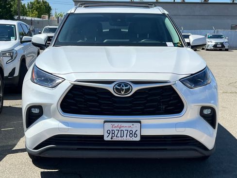 Used 2022 Toyota Highlander XLE AWD/4WD image 2