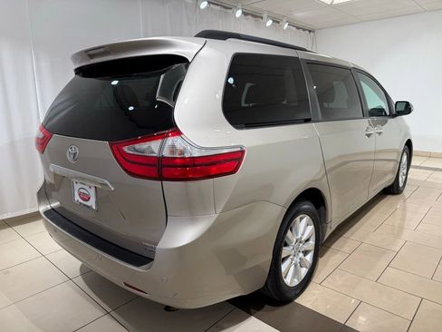 Used 2017 Toyota Sienna Limited Premium image 5