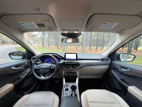 Used 2020 Ford Escape Titanium image 2