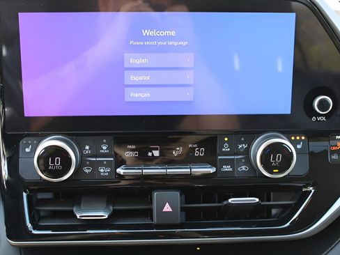 Used 2023 Toyota Highlander XLE AWD/4WD image 16