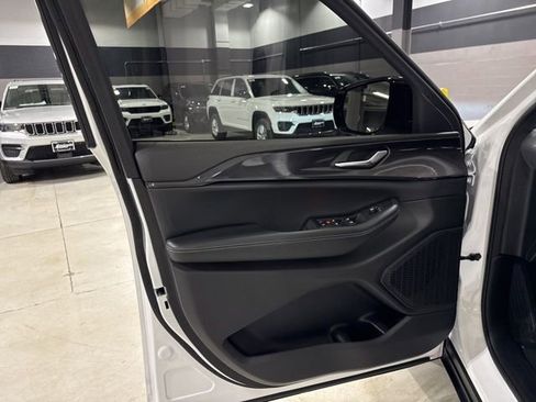 Used 2023 Jeep Grand Cherokee Altitude image 33