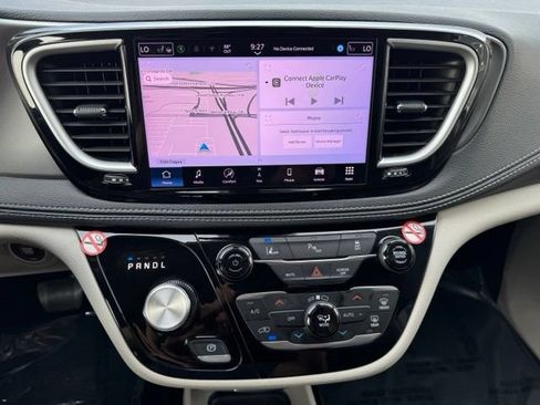 Used 2024 Chrysler Pacifica Limited FWD image 17