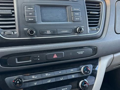 Used 2015 Kia Sedona LX w/ LX Convenience Package image 18