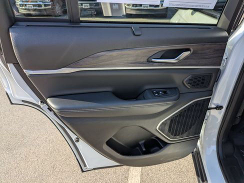 Used 2023 Jeep Grand Cherokee 4WD 4xe w/ Luxury Tech Group II image 32