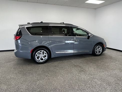 Used 2023 Chrysler Pacifica Limited image 23
