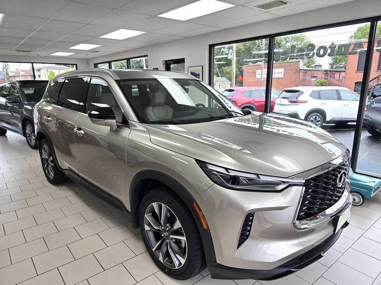 Used 2024 INFINITI QX60 Luxe w/ Performance Audio Package AWD/4WD image 3