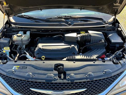 Used 2018 Chrysler Pacifica Touring-L Plus FWD image 27