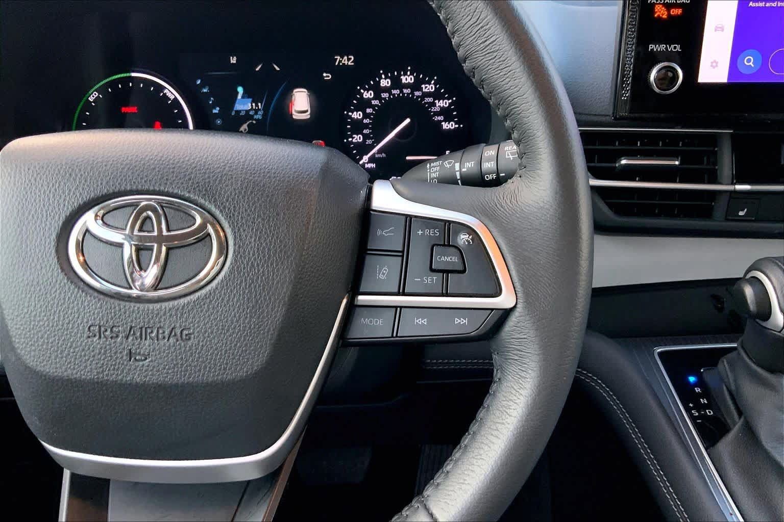 Used 2025 Toyota Sienna XLE FWD image 25