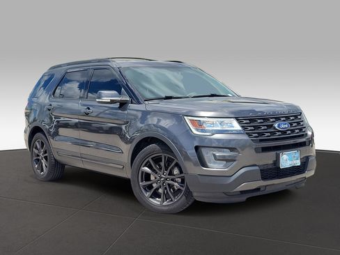 Used 2017 Ford Explorer XLT w/ Equipment Group 202A FWD image 32