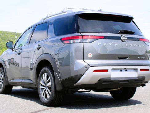 Used 2025 Nissan Pathfinder SL AWD/4WD image 11