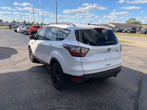 Used 2017 Ford Escape SE w/ SE Sport Appearance Package FWD image 5