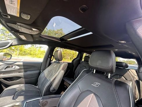 Used 2020 Chrysler Pacifica Limited w/ Advanced Safetytec Group FWD image 24