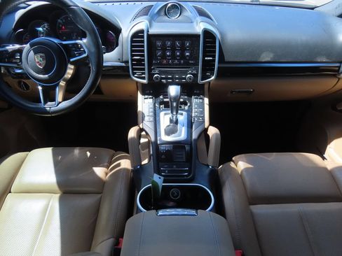 Used 2017 Porsche Cayenne AWD/4WD image 7