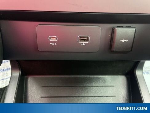 Used 2024 Land Rover Defender 110 SE image 35